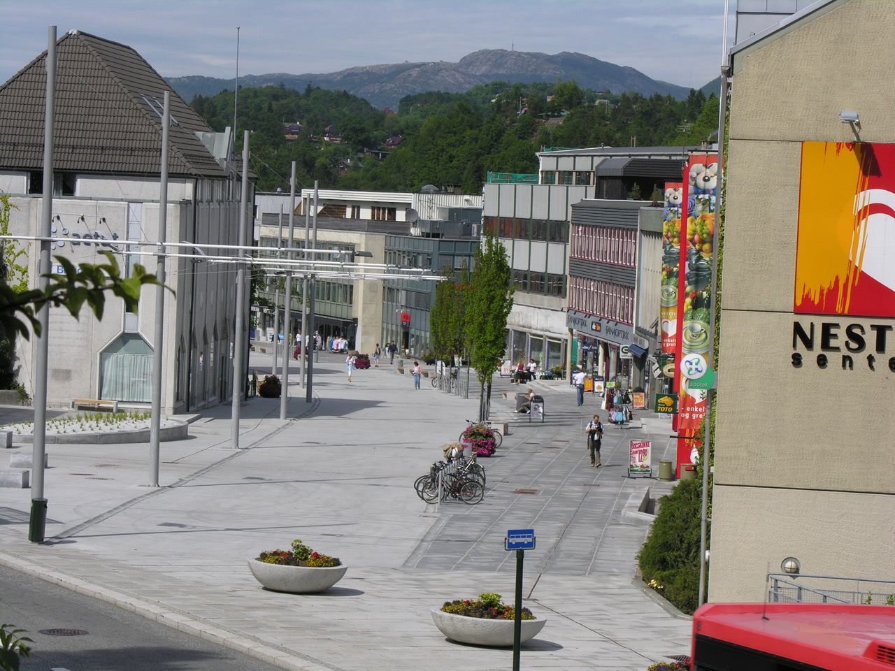 Heller og kantstein av granitt, Bergen, Nesttun Torg granitt